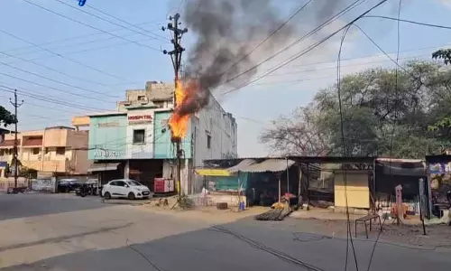 भीषण गर्मी के बीच ट्रांसफार्मर में लगी भीषण आग, अवंती विहार में बड़ा हादसा टला