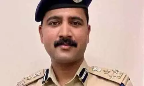 Jammu: स्थानीय पुलिस और अधिकारियों के साथ समीक्षा बैठक Jammu: स्थानीय पुलिस और अधिकारियों के साथ समीक्षा बैठक