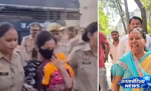 मेरठ डिस्ट्रिक्ट कोर्ट के बाहर Blue Drum मर्डर केस के आरोपी को कोर्ट में पेश किए जाने पर हंगामा मेरठ डिस्ट्रिक्ट कोर्ट के बाहर Blue Drum मर्डर केस के आरोपी को कोर्ट में पेश किए जाने पर हंगामा
