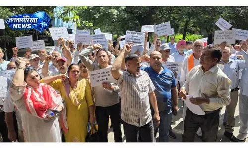 Jammu: बैंक प्रबंधन और अधिकारियों के खिलाफ नाराजगी Jammu: बैंक प्रबंधन और अधिकारियों के खिलाफ नाराजगी