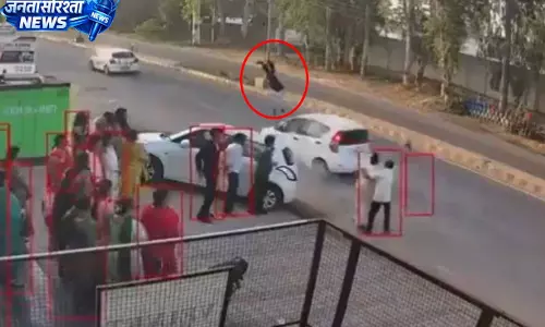 शादी की विदाई शूट कर रहे कैमरामैन को तेज रफ्तार कार ने उड़ाया, देखें VIDEO... शादी की विदाई शूट कर रहे कैमरामैन को तेज रफ्तार कार ने उड़ाया, देखें VIDEO...
