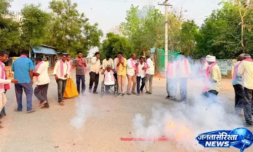BRS कार्यकर्ताओं ने हाई कोर्ट के फैसले का स्वागत करते हुए पटाखे फोड़े BRS कार्यकर्ताओं ने हाई कोर्ट के फैसले का स्वागत करते हुए पटाखे फोड़े
