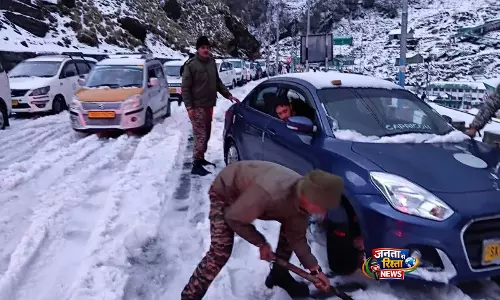पूर्वी Sikkim में भारी बर्फबारी के कारण फंसे पर्यटकों को बचाने के लिए बचाव अभियान शुरू किया गया पूर्वी Sikkim में भारी बर्फबारी के कारण फंसे पर्यटकों को बचाने के लिए बचाव अभियान शुरू किया गया