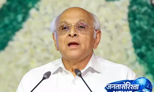 गुजरात के मुख्यमंत्री ने राज्य के बजट में 4 लाख करोड़ रुपए की वृद्धि का जिक्र किया