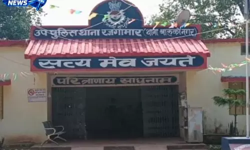 पत्नी की हत्या के बाद सिर लेकर गांव में घूमता रहा आरोपी, पुलिस ने किया गिरफ्तार पत्नी की हत्या के बाद सिर लेकर गांव में घूमता रहा आरोपी, पुलिस ने किया गिरफ्तार