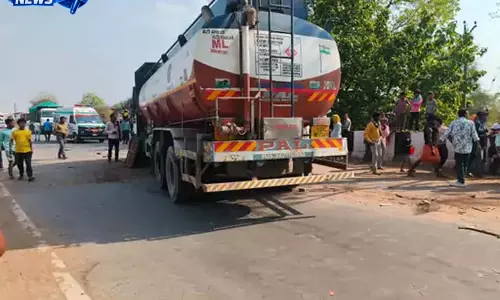 भीषण सड़क हादसा, हाइवा और टैंकर की टक्कर में दो चालक गंभीर रूप से घायल भीषण सड़क हादसा, हाइवा और टैंकर की टक्कर में दो चालक गंभीर रूप से घायल