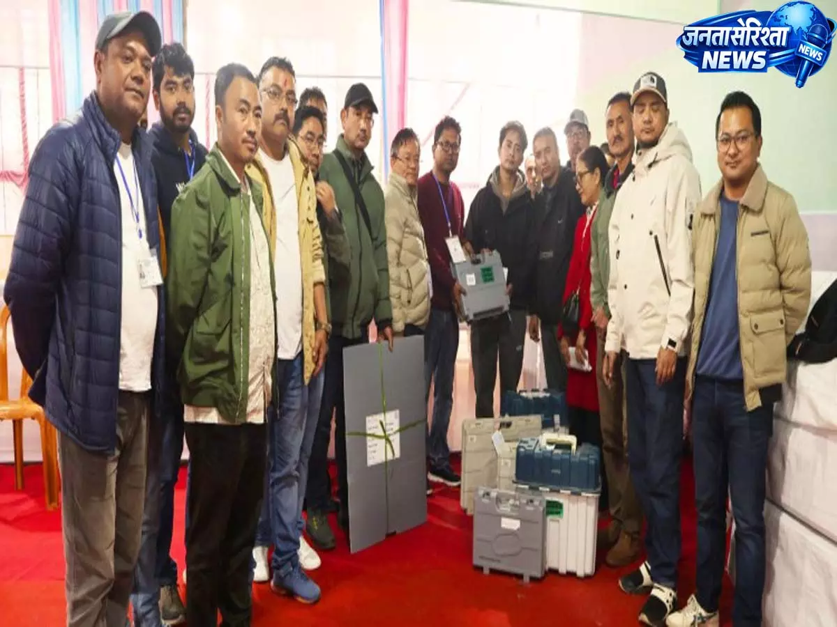 पोलिंग कर्मियों ने समनडेन बूथ के लिए लंबी यात्रा की शुरू पोलिंग कर्मियों ने समनडेन बूथ के लिए लंबी यात्रा की शुरू