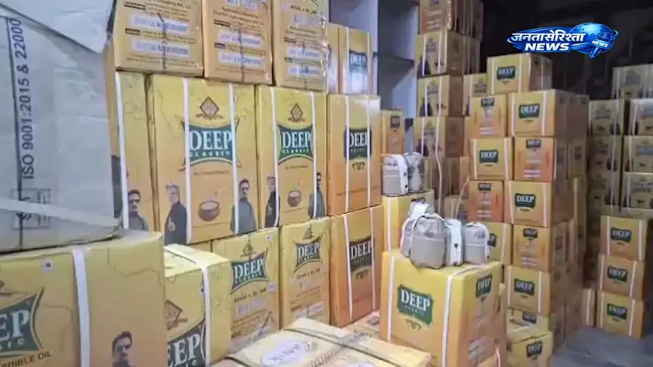 एक्सपायरी घी बेच रहा था दुकानदार, स्वास्थ्य विभाग ने मारी रेड एक्सपायरी घी बेच रहा था दुकानदार, स्वास्थ्य विभाग ने मारी रेड