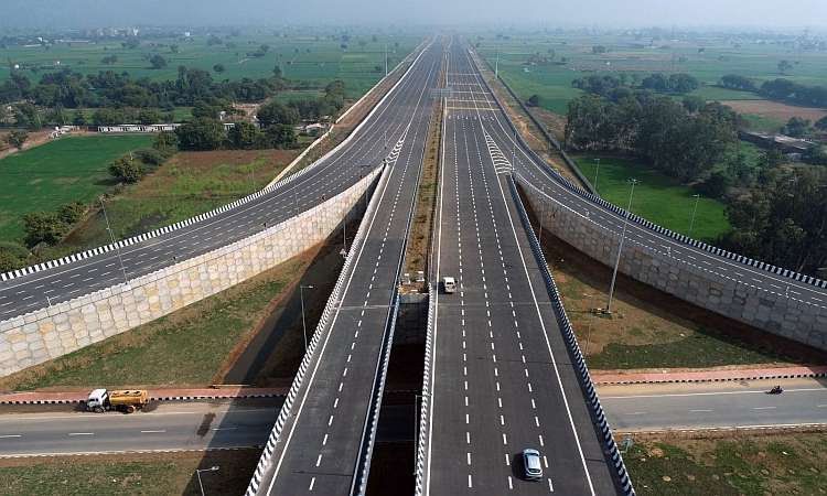 Lucknow: एक्सप्रेसवे पर अब 120 किमी/घंटा की रफ्तार से दौड़ेंगे वाहन Lucknow: एक्सप्रेसवे पर अब 120 किमी/घंटा की रफ्तार से दौड़ेंगे वाहन
