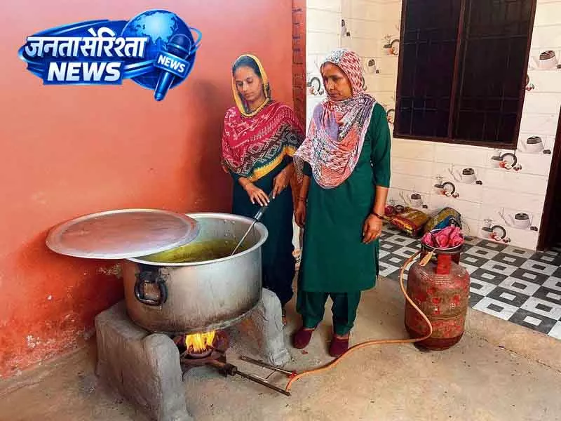Karnal LPG की कमी: स्कूलों को मिड-डे मील में लकड़ी जलाने की अनुमति Karnal LPG की कमी: स्कूलों को मिड-डे मील में लकड़ी जलाने की अनुमति