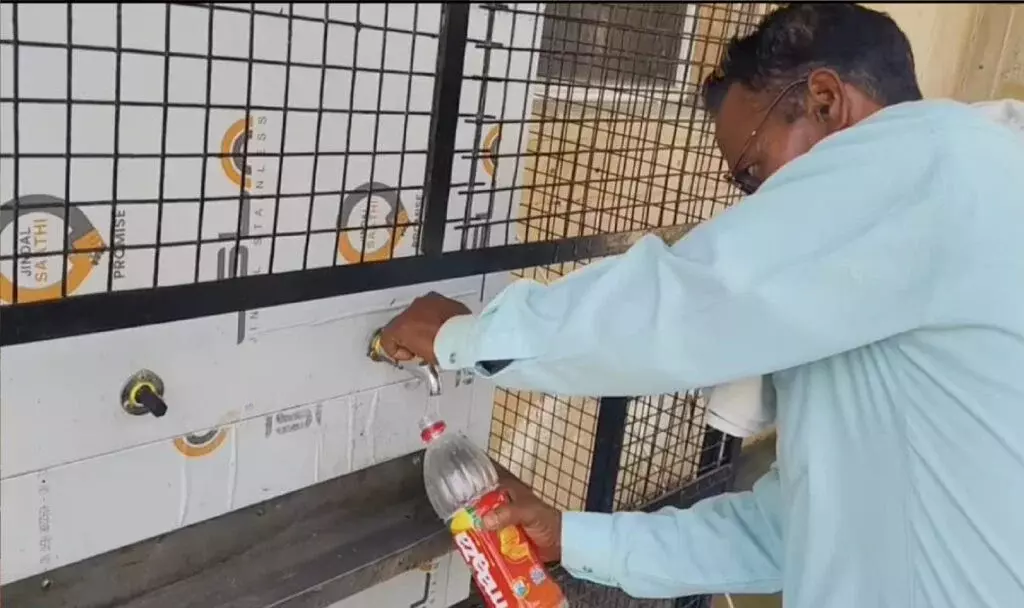 Shahjahanpur: मेडिकल कॉलेज में पानी संकट, मरीजों के परिजन बेहाल Shahjahanpur: मेडिकल कॉलेज में पानी संकट, मरीजों के परिजन बेहाल