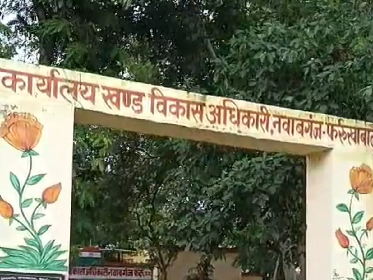 Nawabganj: लापरवाही पर प्रशासन सख्त, दो सफाईकर्मी दंडित Nawabganj: लापरवाही पर प्रशासन सख्त, दो सफाईकर्मी दंडित