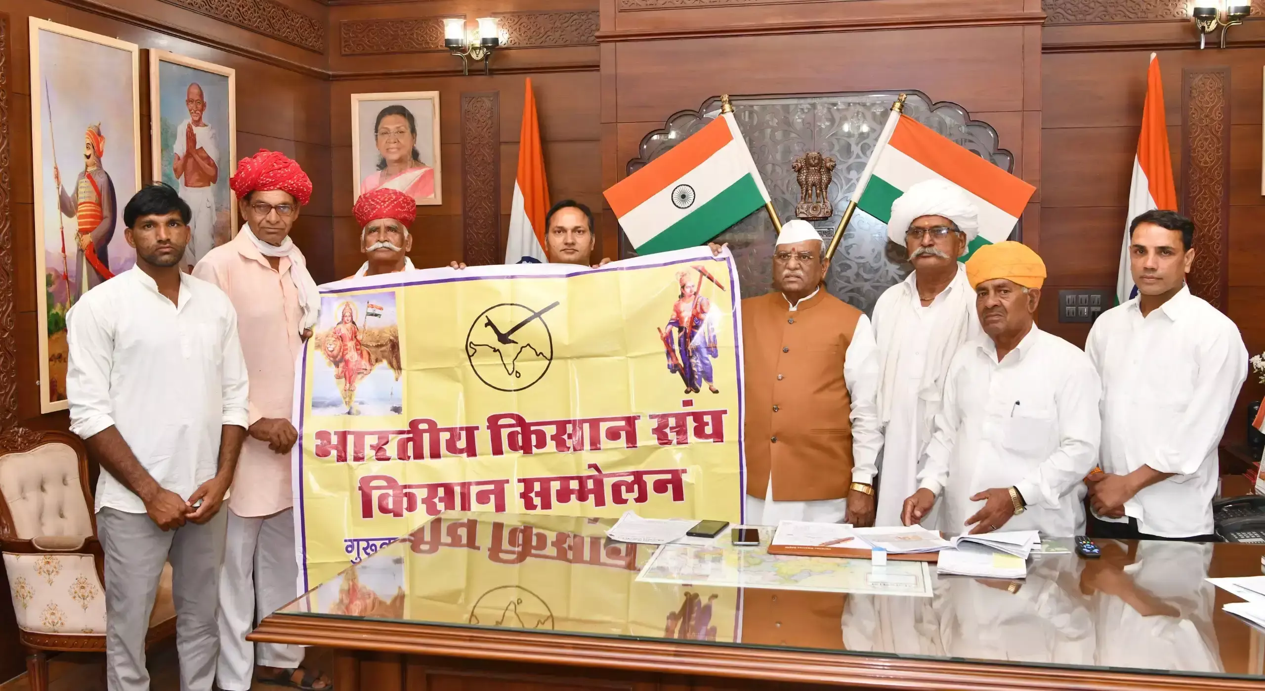Jaipur: किसान सम्मेलन के पोस्टर का राज्यपाल ने किया विमोचन Jaipur: किसान सम्मेलन के पोस्टर का राज्यपाल ने किया विमोचन