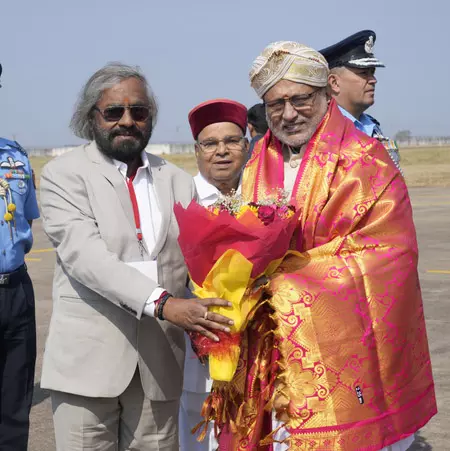 कर्नाटक पहुंचे उपराष्ट्रपति राधाकृष्णन, राज्यपाल और मंत्री ने किया गर्मजोशी से स्वागत कर्नाटक पहुंचे उपराष्ट्रपति राधाकृष्णन, राज्यपाल और मंत्री ने किया गर्मजोशी से स्वागत