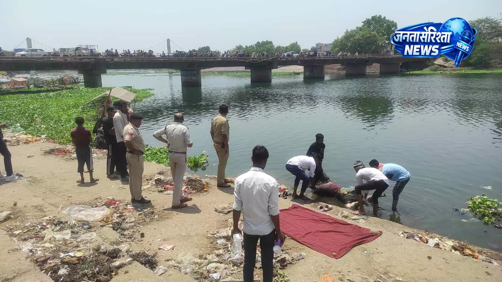 महादेवघाट में महिला की लाश मिली, दूसरे जगह हत्या कर यहां ठिकाना लगाने की आशंका महादेवघाट में महिला की लाश मिली, दूसरे जगह हत्या कर यहां ठिकाना लगाने की आशंका