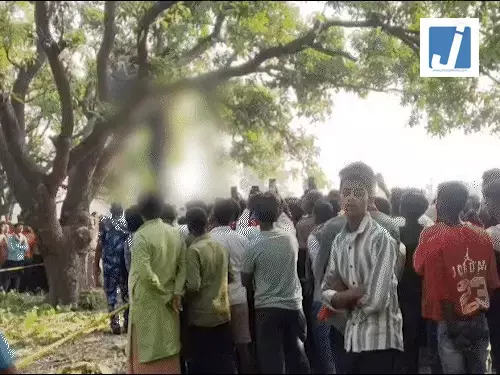 बगीचे में पेड़ से लटका मिला युवक-युवती का शव, पुलिस जांच में जुटी बगीचे में पेड़ से लटका मिला युवक-युवती का शव, पुलिस जांच में जुटी