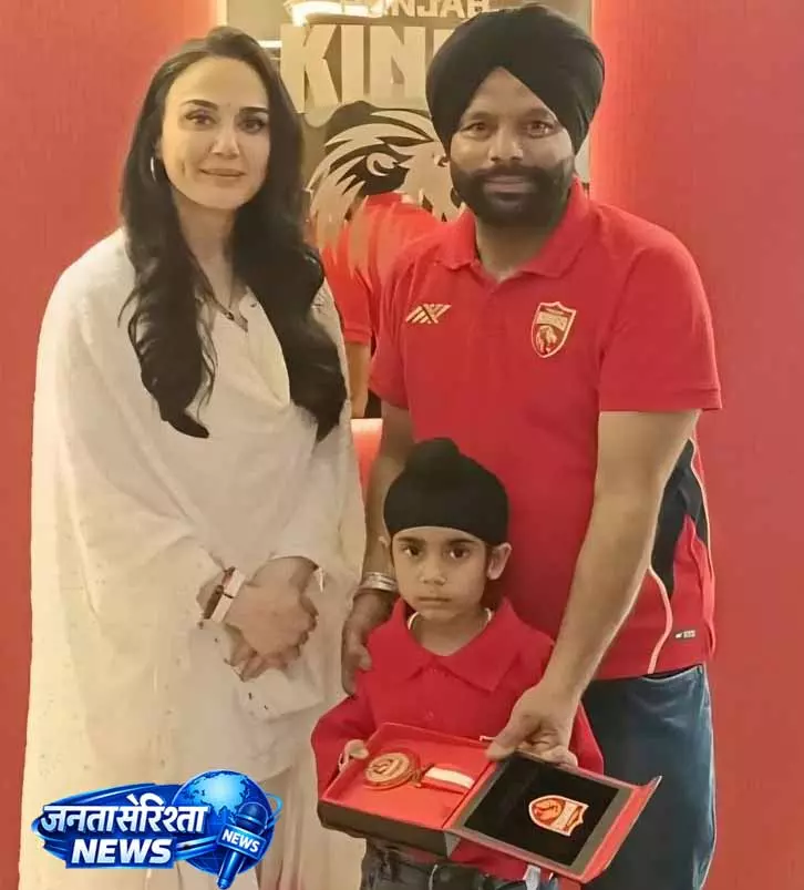 Preity Zinta ने बाढ़ राहत में मदद करने वाले बच्चे को किया सम्मानित Preity Zinta ने बाढ़ राहत में मदद करने वाले बच्चे को किया सम्मानित