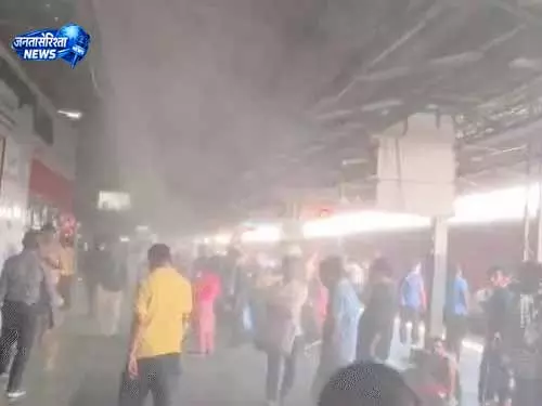 रेलवे स्टेशन में पानी फुहारें का इंतजाम, यात्रियों को गर्मी से मिल रही राहत रेलवे स्टेशन में पानी फुहारें का इंतजाम, यात्रियों को गर्मी से मिल रही राहत