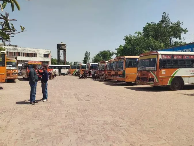 Agra: पूर्व संविदा चालक ने कार्रवाई को बताया गलत Agra: पूर्व संविदा चालक ने कार्रवाई को बताया गलत