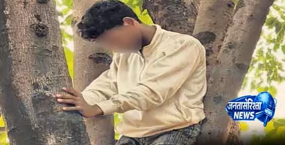 Odisha में नाबालिग प्रेमी से मिलने के लिए पेड़ पर चढ़ी, रेस्क्यू कर बचाई गई Odisha में नाबालिग प्रेमी से मिलने के लिए पेड़ पर चढ़ी, रेस्क्यू कर बचाई गई