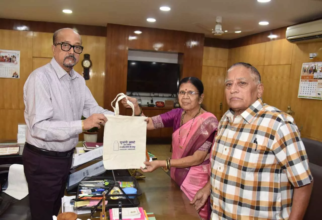 राज्यपाल डेका से नो प्लास्टिक कैंपेन की ब्रांड एंबेसडर आप्टे ने की मुलाकात राज्यपाल डेका से नो प्लास्टिक कैंपेन की ब्रांड एंबेसडर आप्टे ने की मुलाकात