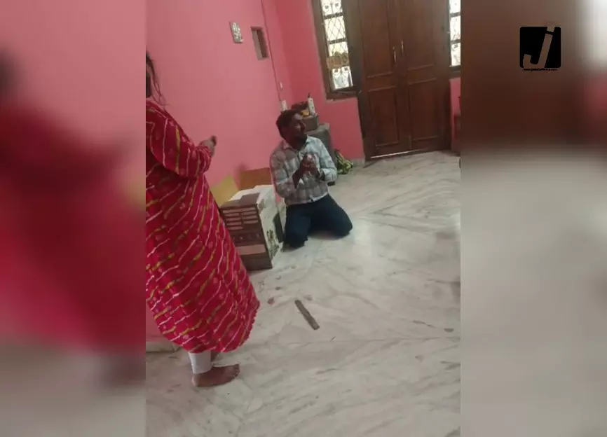 महिला से छेड़छाड़ के आरोप में युवक की पिटाई, वीडियो वायरल; केस दर्ज महिला से छेड़छाड़ के आरोप में युवक की पिटाई, वीडियो वायरल; केस दर्ज