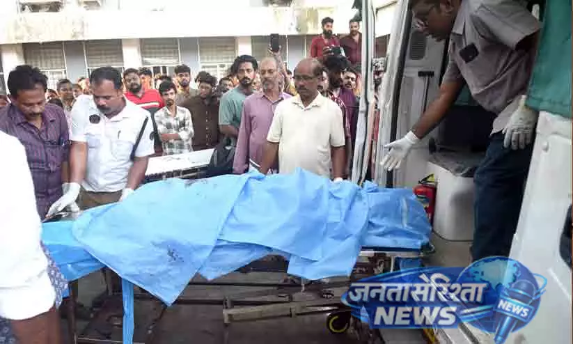 Thrissur पटाखा फैक्ट्री हादसा: 13 मौतें, 8 शव परिजनों को सौंपे गए Thrissur पटाखा फैक्ट्री हादसा: 13 मौतें, 8 शव परिजनों को सौंपे गए