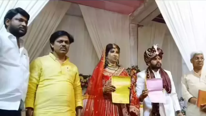 पुलिसकर्मी के साथ उनकी शादी वाले दिन ही खेला हो गया, अजब गजब मामला सामने आया पुलिसकर्मी के साथ उनकी शादी वाले दिन ही खेला हो गया, अजब गजब मामला सामने आया