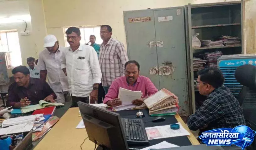 नलगोंडा Sub-Registrar Office के कर्मचारी विजिलेंस की हिरासत में नलगोंडा Sub-Registrar Office के कर्मचारी विजिलेंस की हिरासत में