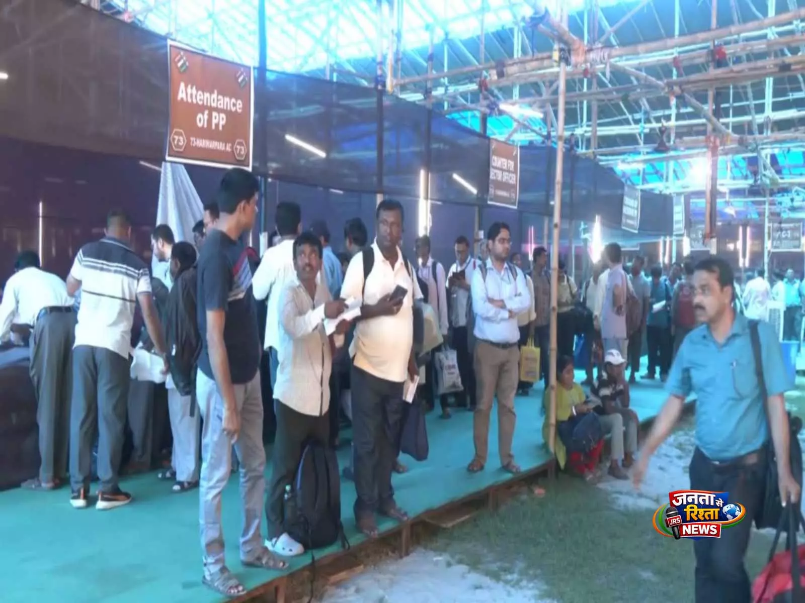 पश्चिम बंगाल में मतदान के पहले चरण की तैयारियों के बीच, कड़ी सुरक्षा के साथ EVM की रवानगी शुरू पश्चिम बंगाल में मतदान के पहले चरण की तैयारियों के बीच, कड़ी सुरक्षा के साथ EVM की रवानगी शुरू