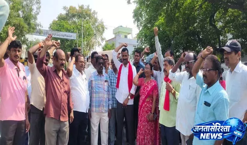 RTC कर्मचारियों की हड़ताल की ज़िम्मेदारी सरकार को लेनी चाहिए: MLC नेल्लिकंती सत्यम RTC कर्मचारियों की हड़ताल की ज़िम्मेदारी सरकार को लेनी चाहिए: MLC नेल्लिकंती सत्यम