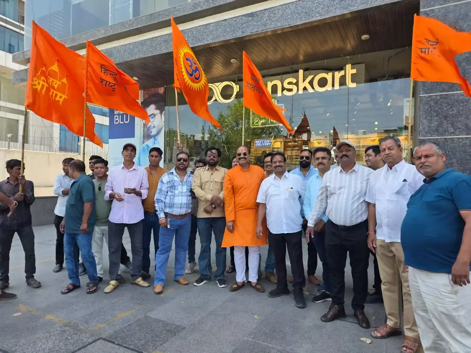 Udaipur: ड्रेसकोड विवाद पर लैंसकार्ट के खिलाफ प्रदर्शन Udaipur: ड्रेसकोड विवाद पर लैंसकार्ट के खिलाफ प्रदर्शन