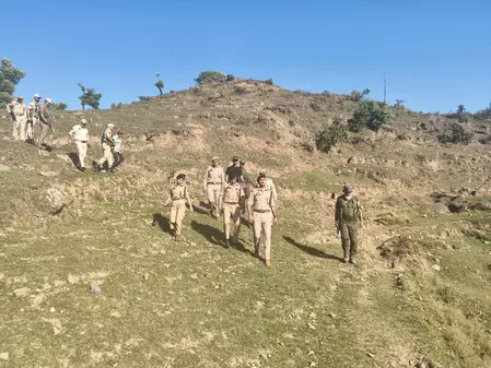 जम्मू-कश्मीर पुलिस ने रियासी में चलाया जांच अभियान जम्मू-कश्मीर पुलिस ने रियासी में चलाया जांच अभियान