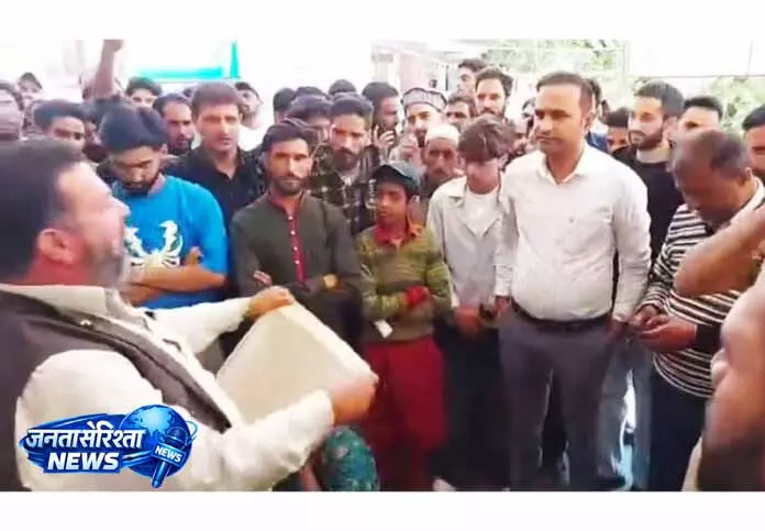 स्टाफ की कमी के विरोध में BJP नेता ने अस्पताल में ताला जड़ा स्टाफ की कमी के विरोध में BJP नेता ने अस्पताल में ताला जड़ा