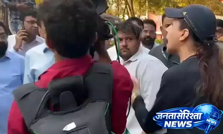 रैली के कारण ट्रैफिक रुकने पर महिला यात्री ने BJP मंत्री से की बहस रैली के कारण ट्रैफिक रुकने पर महिला यात्री ने BJP मंत्री से की बहस