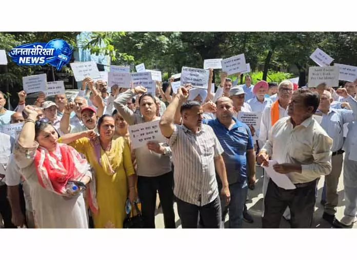 Jammu: बैंक प्रबंधन और अधिकारियों के खिलाफ नाराजगी Jammu: बैंक प्रबंधन और अधिकारियों के खिलाफ नाराजगी