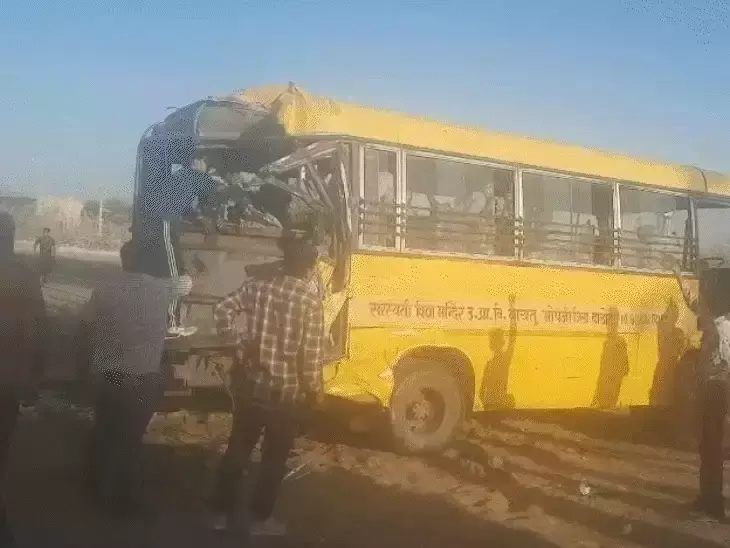 Barmer: स्कूल बस और ट्रक की भिड़ंत, एक छात्र की मौत Barmer: स्कूल बस और ट्रक की भिड़ंत, एक छात्र की मौत