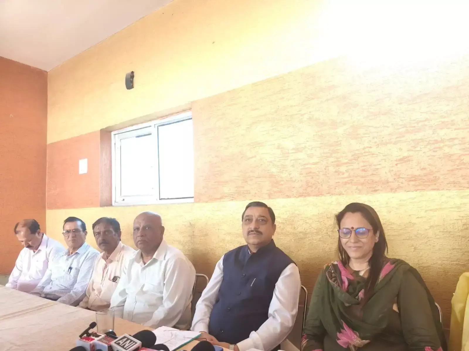 Nahan: संसद में बिल अटकने पर भाजपा का विपक्ष पर निशाना Nahan: संसद में बिल अटकने पर भाजपा का विपक्ष पर निशाना