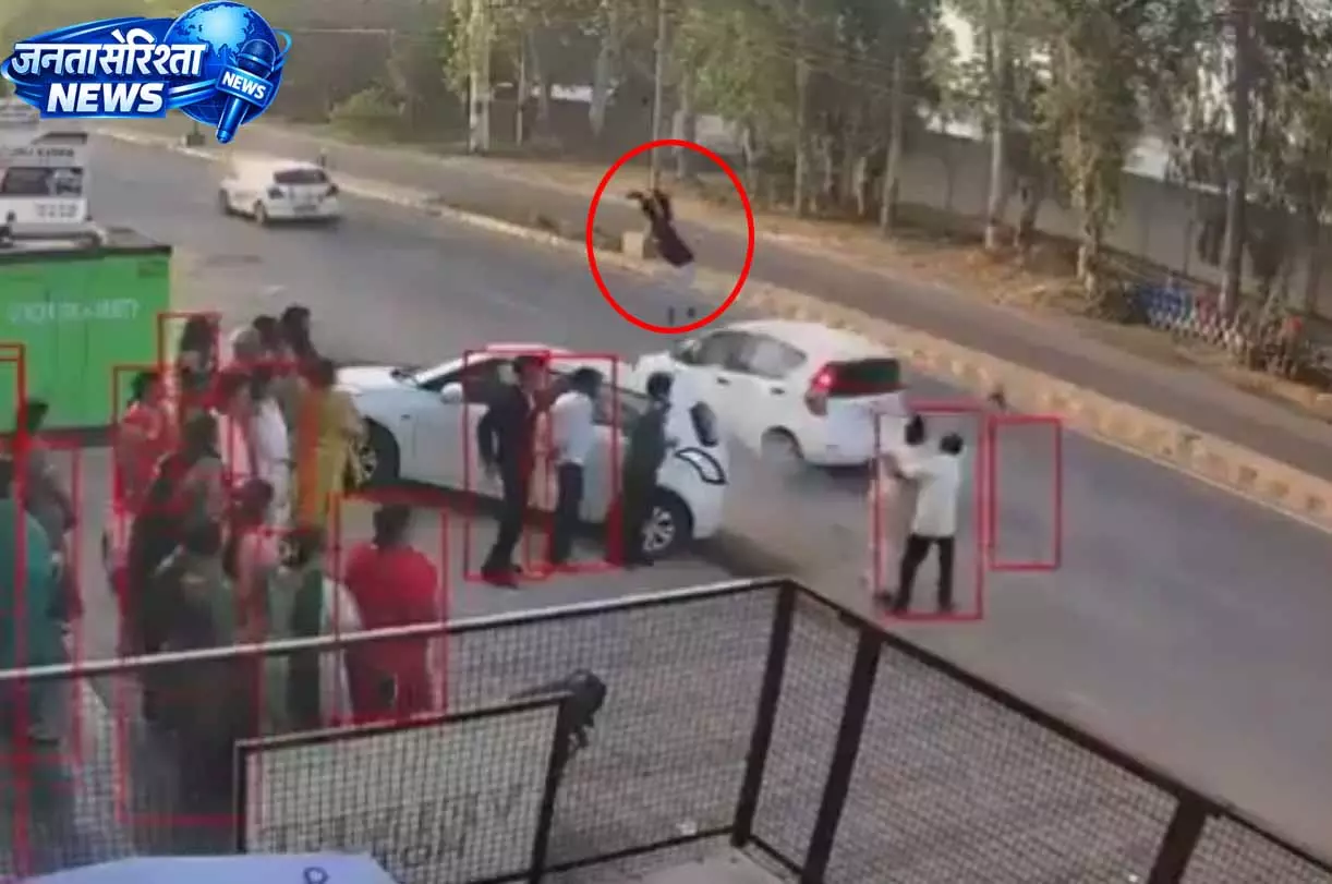 शादी की विदाई शूट कर रहे कैमरामैन को तेज रफ्तार कार ने उड़ाया, देखें VIDEO... शादी की विदाई शूट कर रहे कैमरामैन को तेज रफ्तार कार ने उड़ाया, देखें VIDEO...