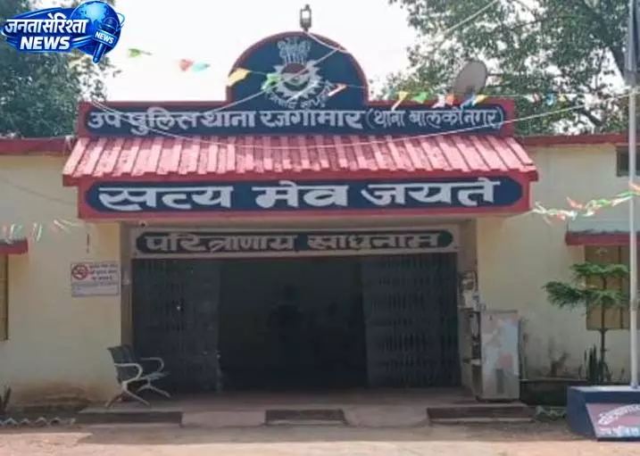 पत्नी की हत्या के बाद सिर लेकर गांव में घूमता रहा आरोपी, पुलिस ने किया गिरफ्तार पत्नी की हत्या के बाद सिर लेकर गांव में घूमता रहा आरोपी, पुलिस ने किया गिरफ्तार
