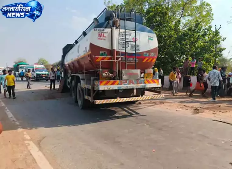 भीषण सड़क हादसा, हाइवा और टैंकर की टक्कर में दो चालक गंभीर रूप से घायल भीषण सड़क हादसा, हाइवा और टैंकर की टक्कर में दो चालक गंभीर रूप से घायल