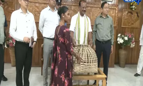 Tripura में ग्रामीण आजीविका को बढ़ावा: राज्यपाल ने स्वयं सहायता समूहों को बत्तख के बच्चे वितरित किए Tripura में ग्रामीण आजीविका को बढ़ावा: राज्यपाल ने स्वयं सहायता समूहों को बत्तख के बच्चे वितरित किए