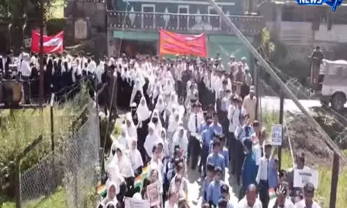 पहलगाम हमले के एक साल बाद: सीमावर्ती गांवों के 2,000+ छात्रों का एकजुटता मार्च, आतंकवाद की कड़ी निंदा पहलगाम हमले के एक साल बाद: सीमावर्ती गांवों के 2,000+ छात्रों का एकजुटता मार्च, आतंकवाद की कड़ी निंदा