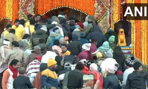 बद्रीनाथ मंदिर के कपाट खोले गए, वीडियो