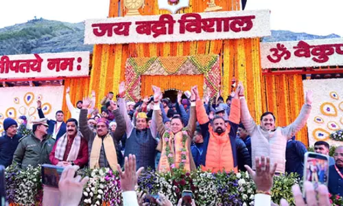 वैदिक मंत्रोच्चार और विधि विधान के साथ खुले बद्रीनाथ के द्वार, जयकारों से गूंजा पूरा धाम वैदिक मंत्रोच्चार और विधि विधान के साथ खुले बद्रीनाथ के द्वार, जयकारों से गूंजा पूरा धाम