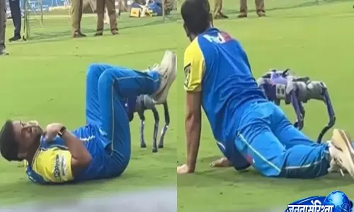 MI-CSK IPL 2026 मैच से पहले MS धोनी रोबोट डॉग चंपक के साथ खेलते दिखे, video