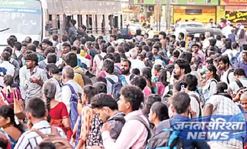 Elections: ट्रेन और बस स्टेशनों पर लोगों की भीड़ Elections: ट्रेन और बस स्टेशनों पर लोगों की भीड़