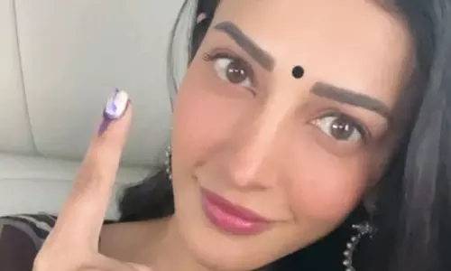 तमिलनाडु विधानसभा चुनाव 2026: पिता कमल हासन संग मतदान करने पहुंचीं श्रुति हासन, पूछा- “क्या आपने वोट डाला?”