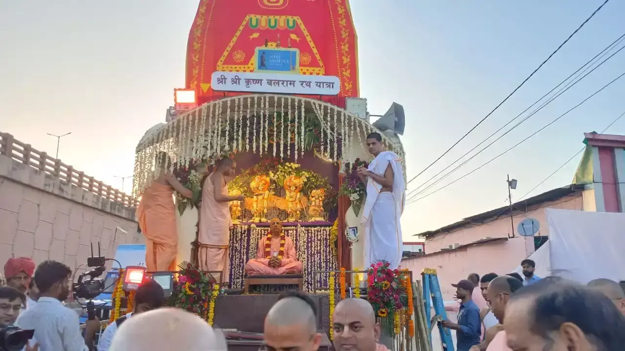 Jaipur: दिव्य रथ पर मोगरे की सजावट ने मोहा श्रद्धालुओं का मन
