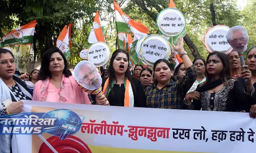Mahila कांग्रेस कार्यकर्ताओं ने भोपाल में विरोध प्रदर्शन किया, 33% आरक्षण की मांग की